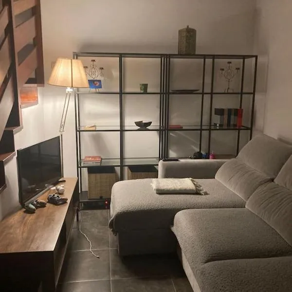 Chalet con piscina entre Liencres y Suances，位于Cudón的酒店