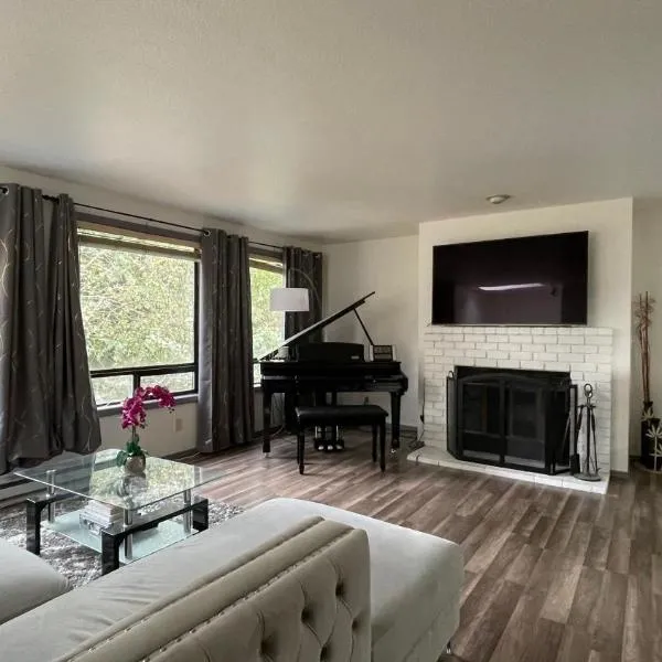 Remodeled, Spacious, Modern Retreat 5 BR, 3BA, 2KIT，位于肖尔莱恩的酒店
