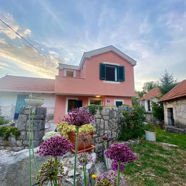 Flower House in Kozica，位于图彻皮的酒店