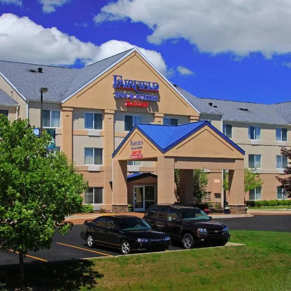 特拉弗斯城费尔菲尔德套房酒店，位于Lake Ann的酒店
