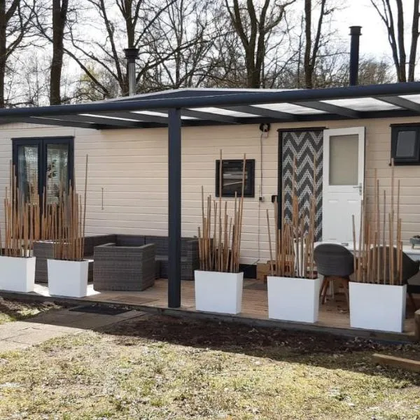 Chalet Heische Tip in Zeeland, Noord-Brabant voor max 3 volwassenen en 2 kinderen，位于Alphen的酒店