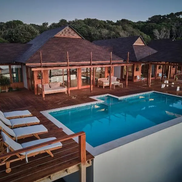 Aloha 10 I 4Bed Villa with Stunning Sea View Pool，位于Ponta Mamoli的酒店