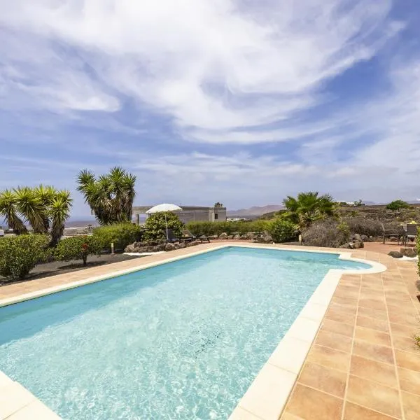 Jaretas - Apartamento rural con piscina，位于Las Breñas的酒店