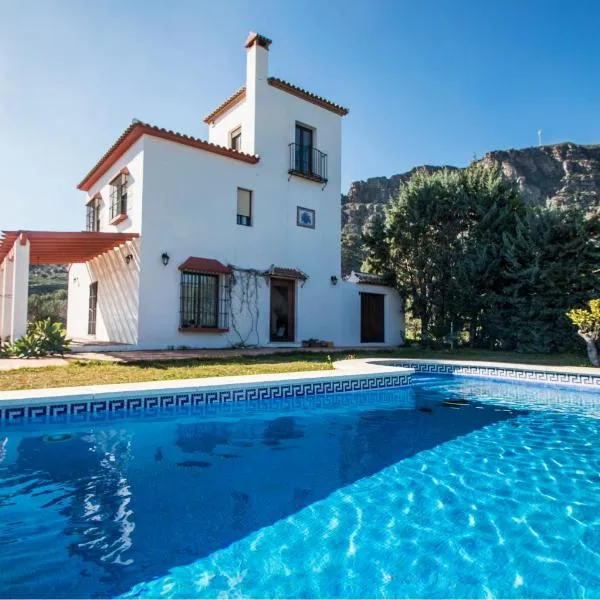 Casa con piscina caminito del rey，位于阿洛拉的酒店