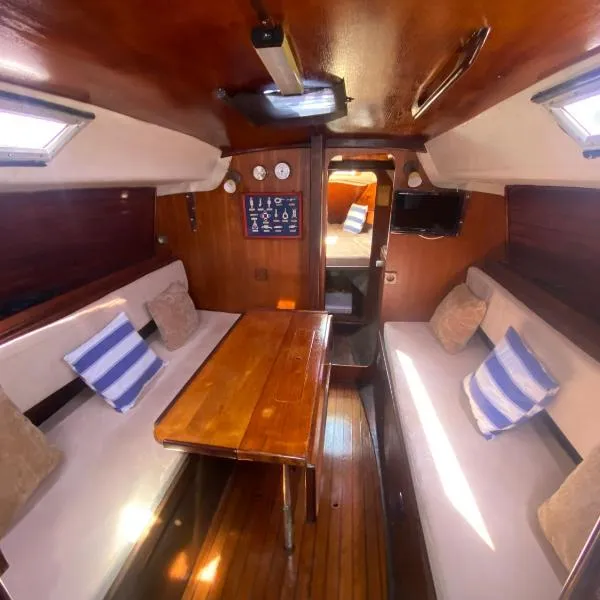 Boat Barcelona Yacht，位于巴塞罗那的酒店