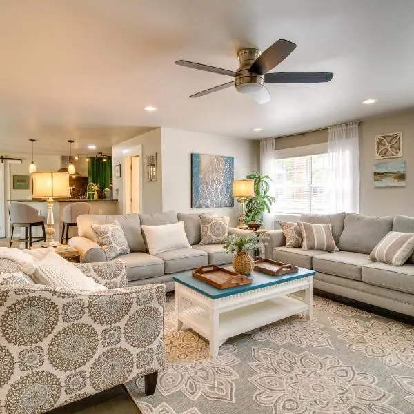 Charming Mountain Home Retreat: Walk to Marina!，位于芒廷霍姆的酒店