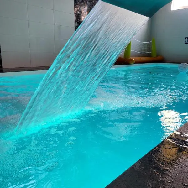 Dom Jastrzębia z basenem i jacuzzi，位于加茨比亚格拉的酒店