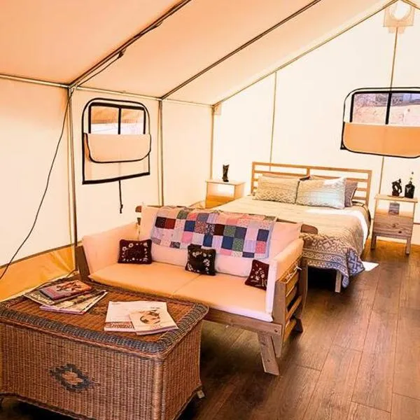 Silver Spur Homestead Luxury Glamping - The Cowboy，位于汤姆斯通的酒店