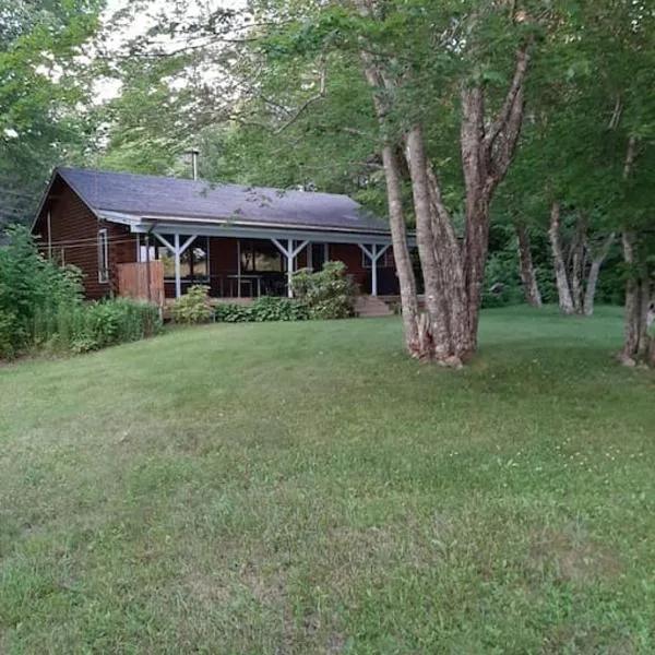 Sherbrooke Lake Cottage with Private Beach，位于马洪贝的酒店
