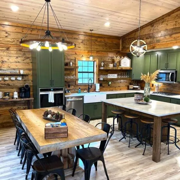 Lofted Pines Fun Family Friendly Cabin，位于布罗肯鲍的酒店