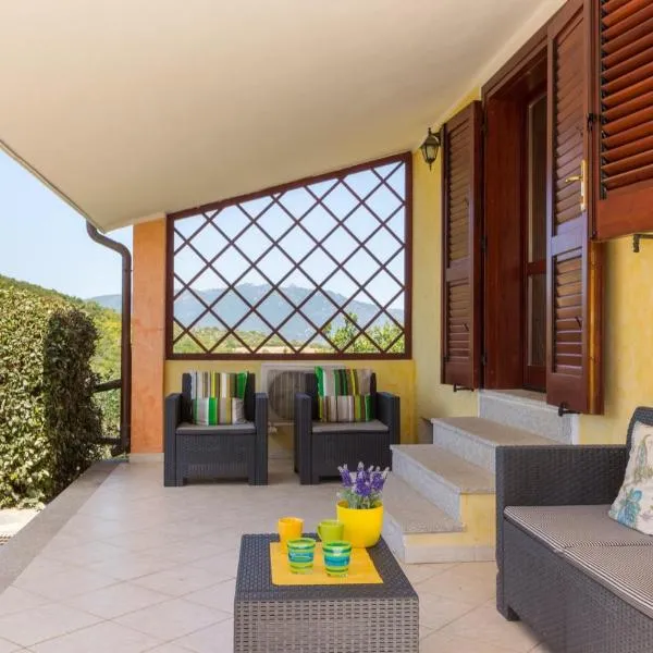 Villa Regina - Doppia villetta vista mare con giardino e BBQ，位于哥斯达雷的酒店