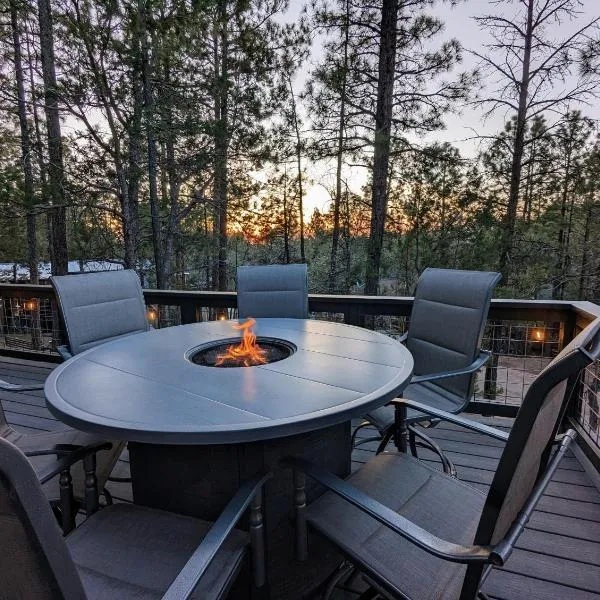 Pinetop Getaway w Sunset Deck & Fire Pit Table，位于派托普湖畔的酒店
