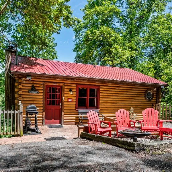 Romantic log cabin with hot tub，位于汤森德的酒店