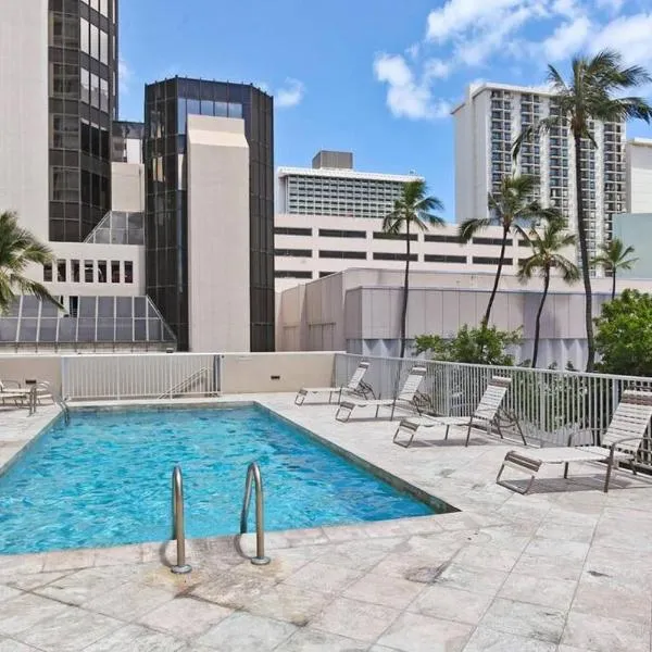 Modern Studio - Heart of Waikiki with Parking!，位于檀香山的酒店