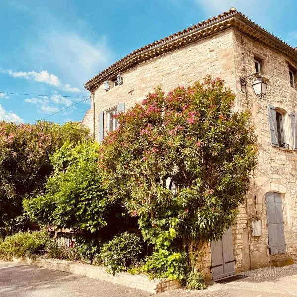 Les Lauriers Roses - Maison d'Hôtes，位于Saint-Jean-de-Maruéjols-et-Avéjan的酒店