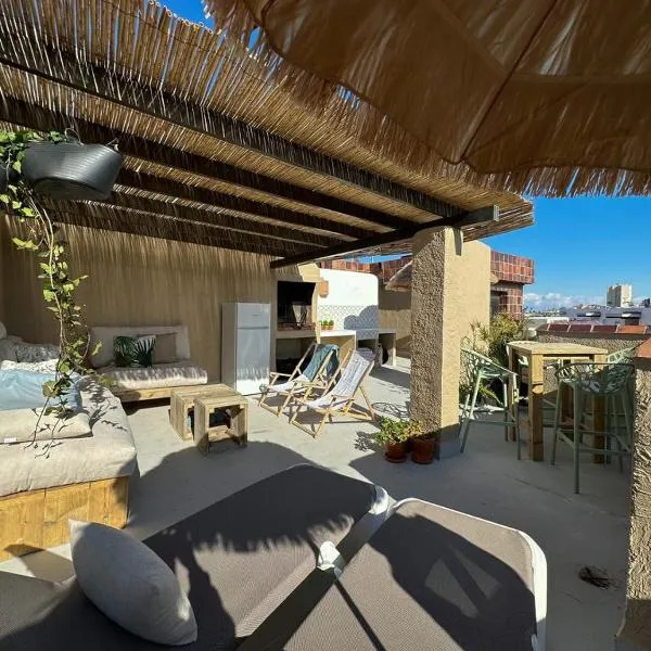 Appartement met privé dakterras 50 meter van zee in Javea!，位于哈维亚的酒店