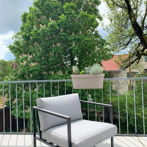 Fe Wo Brunnen - 120 qm - ruhige Lage - viel Natur- komfortabel - grosser Balkon und Garten - 3D Rundgang verfügbar，位于梅明根的酒店