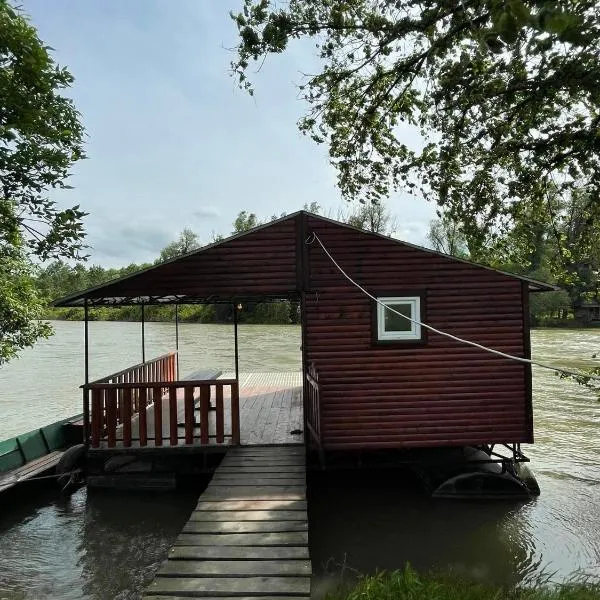 Small Cabin on river Jabukov cvet，位于Grocka的酒店
