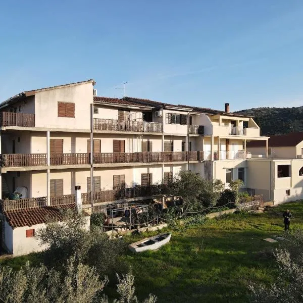 Apartments with parking space Mrljane, Pasman - 20850，位于Mrljane的酒店