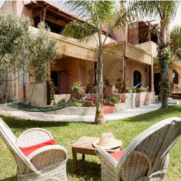 Hajrienne guest house，位于Al Houara的酒店