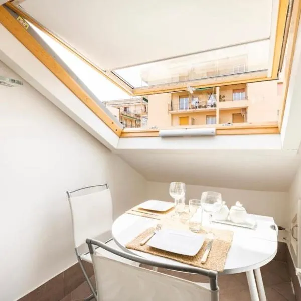 La Mansarda al mare Centro storico di Loano con GARAGE，位于洛阿诺的酒店