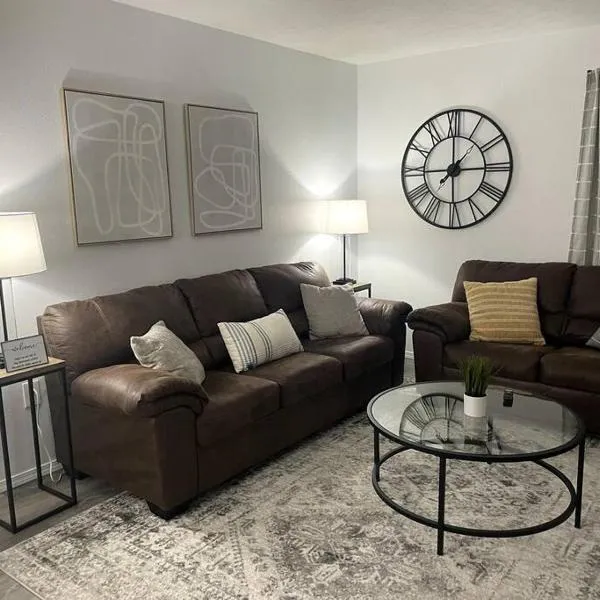 Luxury Modern Condo by the Lake - Breezy Escape，位于布兰森的酒店