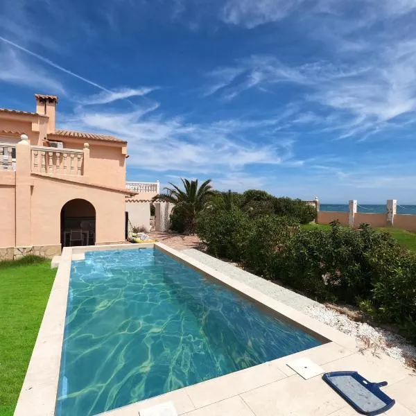 Oasis en la playa: piscina y relax，位于塔韦尔内斯德拉瓦利迪格纳的酒店