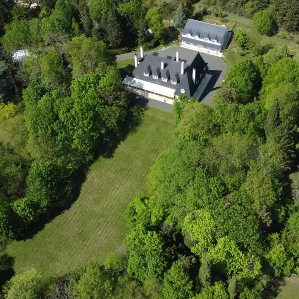 Manoir et Appartements avec piscine au Domaine de Bize Mirepoix，位于米雷普瓦的酒店
