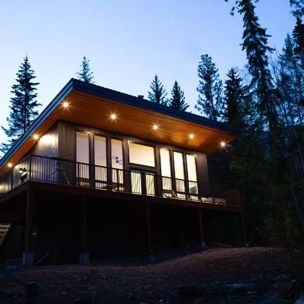 Luxury Private Cabin In The Rockies，位于戈尔登的酒店