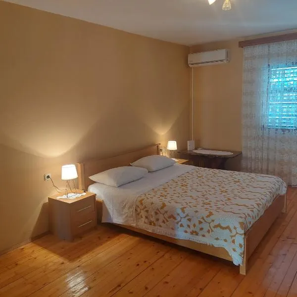 Private Beach Apartment and rooms，位于布尔纳的酒店