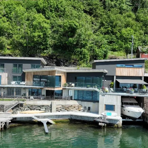 Panoramaresort in Hardangerfjorden With boat to rent - leilighet i sjøkanten ved Hardangerfjorden for 7 personer NEW sauna from desember 2023，位于Kvamseter的酒店