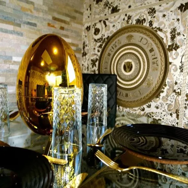 Stunningly Opulent Gold Apartment Near Sheffield FULL SKY TV，位于罗瑟勒姆的酒店