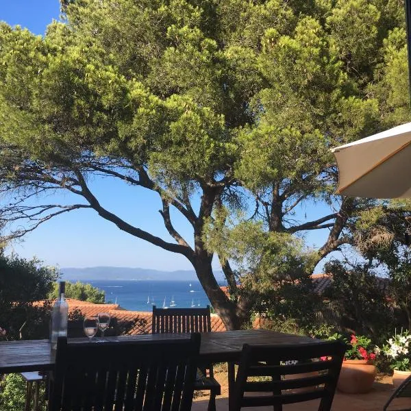 Villa Les Quatre Vents mit traumhaftem Meerblick，位于耶尔的酒店