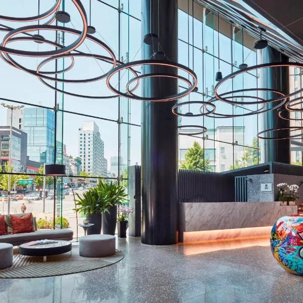 首尔江南福朋喜来登酒店，位于首尔的酒店