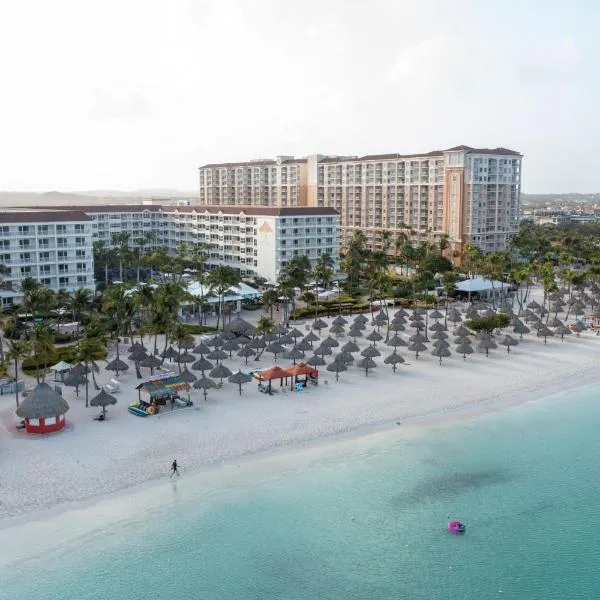 万豪阿鲁巴冲浪俱乐部度假酒店，位于棕榈滩的酒店