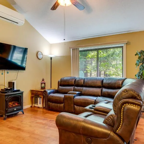 Bartlett Townhome with Balcony 1 Mi to Ski Resort!，位于巴特利特的酒店