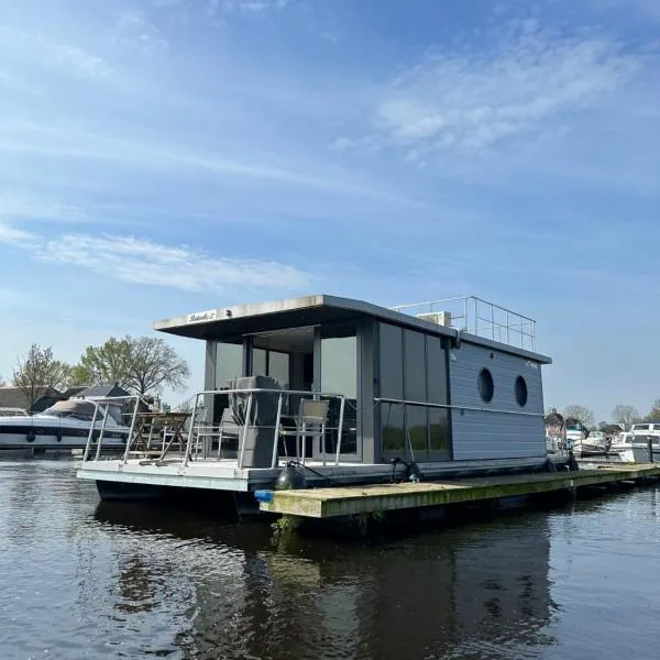 Stoere HOUSEBOAT op toplocatie!，位于兹沃勒的酒店