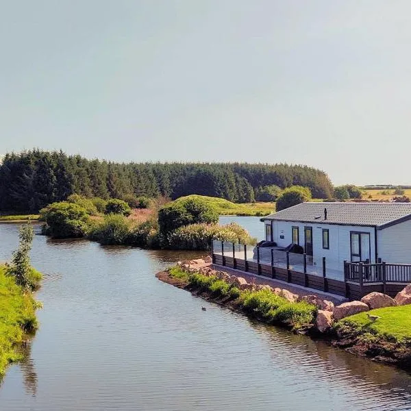 Luxury Lakeside Lodge with HTub Beautiful Views，位于安南的酒店