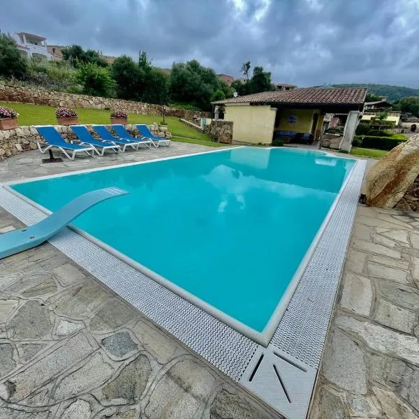 Bellissima villa Alessandra grande piscina privata giardino BQ posto auto，位于塔瑙内拉的酒店