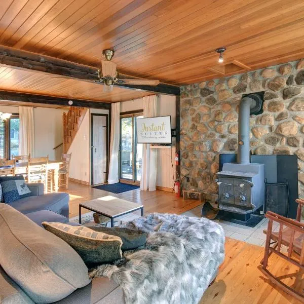 The Woodland Cabin by Instant Suites - Old Village Mont-Tremblant，位于蒙特朗布朗的酒店