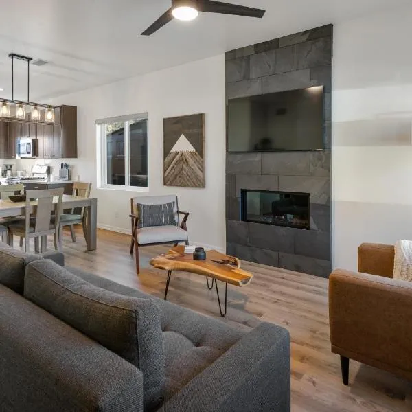 FLG Retreat - Modern Home with Mountain Views，位于弗拉格斯塔夫的酒店