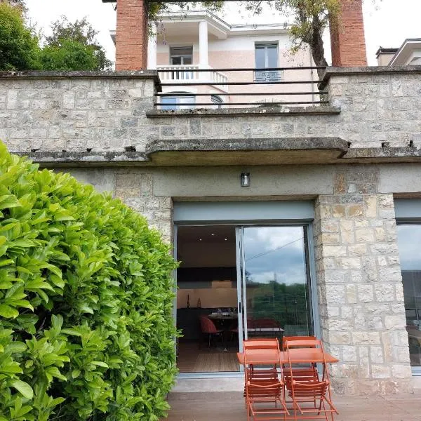 La Villa Bompard*** 50m² Cœur de ville avec terrasse，位于罗德兹的酒店