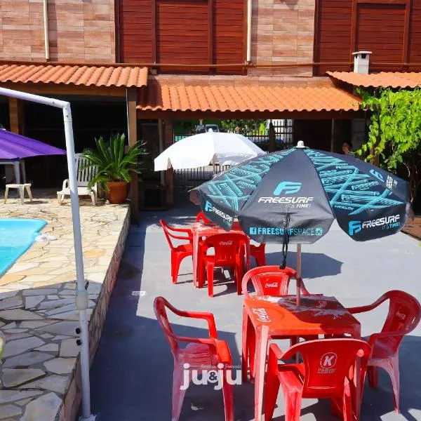 Recanto Pousada JU&JU com piscina COMPARTILHADA，位于巴尔内阿里东海滩的酒店