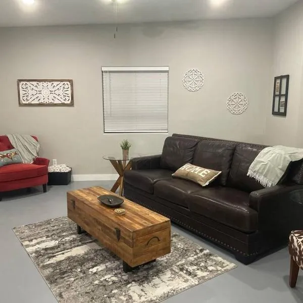 Desert Ranch Home 3 Bedroom + Equine Facility，位于Vail的酒店