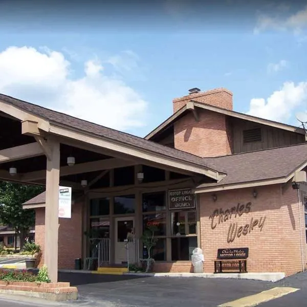 Charles Wesley Motor Lodge Downtown Broken Bow- Hochatown，位于布罗肯鲍的酒店