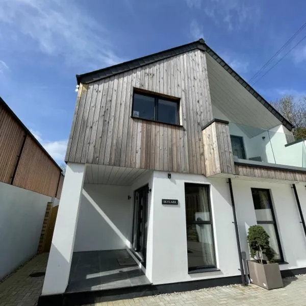 Skylark 4 bed Sleeps 8 with hot tub，位于Treknow的酒店