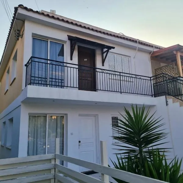 NTORAS Holiday Home，位于帕福斯的酒店