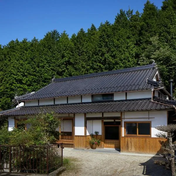 Casa KitsuneAna The Satoyama experience in a Japanese-style modernized 100-year-old farmhouse，位于Akaiwa的酒店