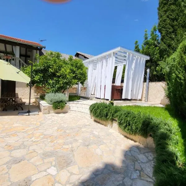 Villa Roko - Luxury Villa 60m from beach!，位于泽德瑞拉克的酒店