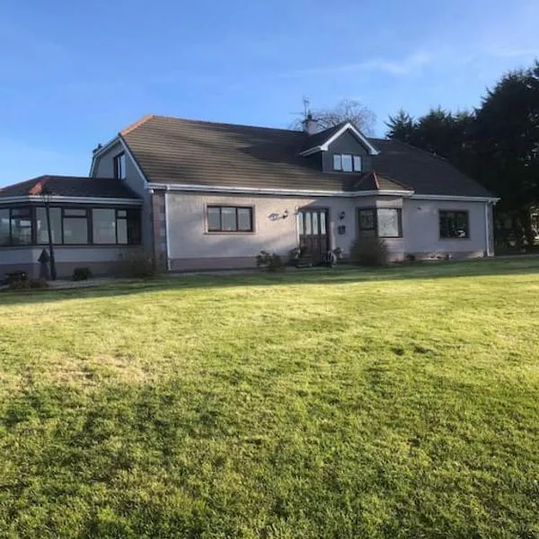 Meadow House in County Donegal，位于Castlefinn的酒店